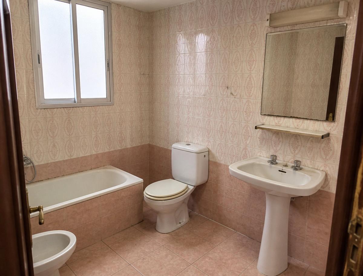 Before — bathroom in El Carmen